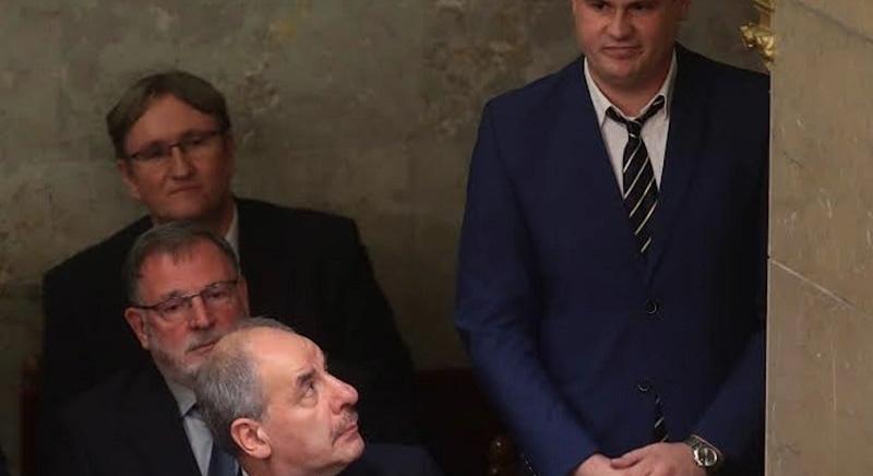 „Ne dugják homokba a fejüket” – Lemondott megbízatásáról dr. Silhavy Máté Tibor, a Közszolgálati Közalapítvány Kuratóriumának tagja – másokat is erre kért