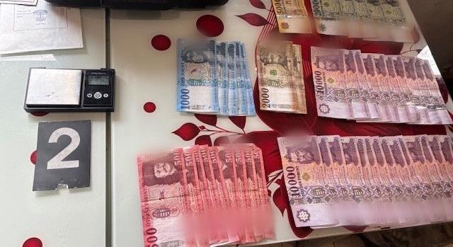 Drogokat árult egy katona a feleségével és a kiskorú gyermekivel