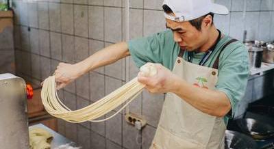 10 évig tanult tésztát készíteni Kínában, Kelenföldön nyitott ázsiai kifőzdét – Ramen Mester Etele