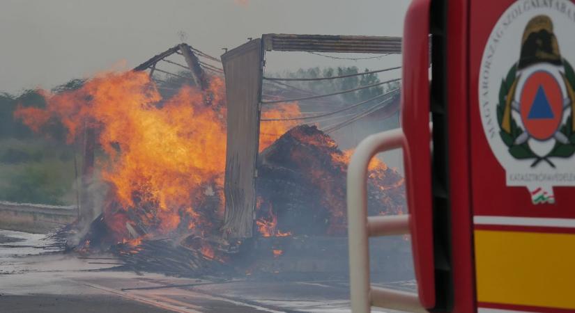 Nagy a baj az M7-esen: lángokban áll egy teherautó, erre számíts forgalomkorlátozásra