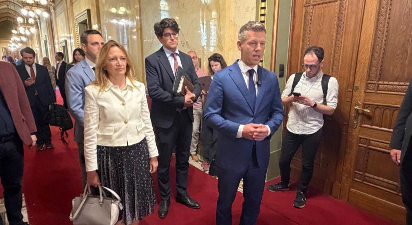 Egyesek csomagolnak, miközben Magyar Péter az új Országgyűlésről tárgyal