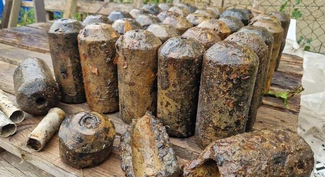 Német lőszerraktárat és betonaknákat tártak fel a Kis-Kárpátokban