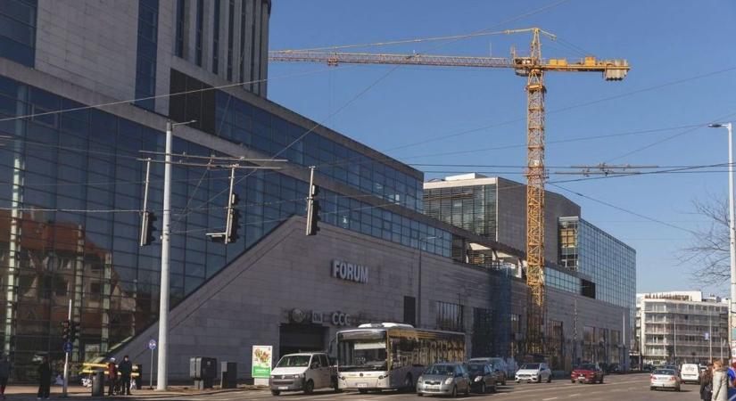 Sokan fognak ennek örülni: kiderült, mi lesz a Fórum melletti lezárt járdával – fotókkal