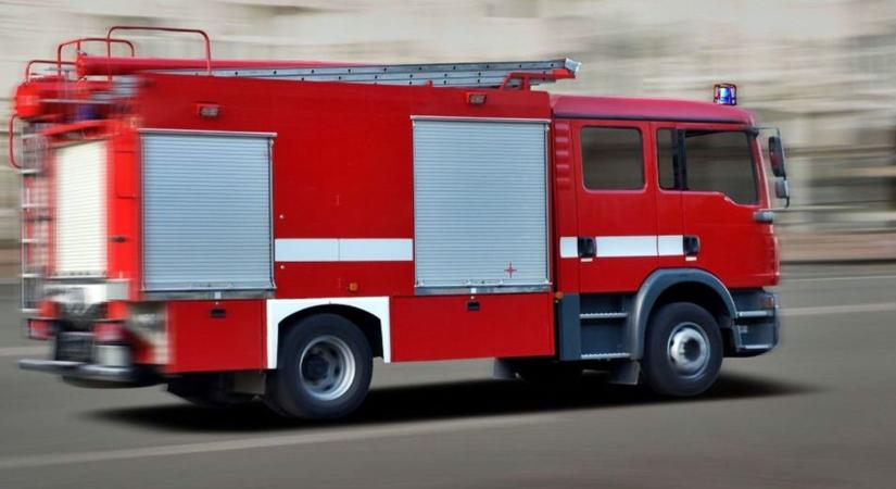 Teljesen leégett egy teherautó az autópálya balatoni szakaszán, forgalomkorlátozás a helyszínen!