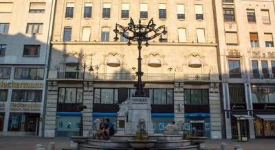 Lehetne Budapest főtere, ám a turisták jobban szeretik, mint a fővárosiak – A Vörösmarty tér története