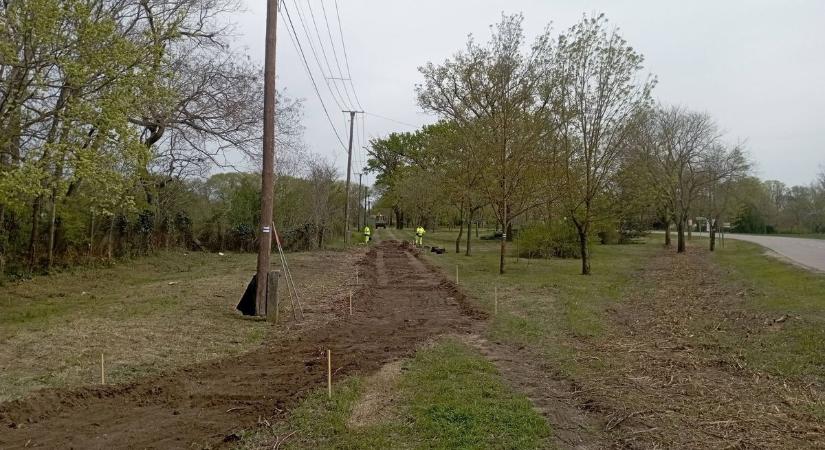 Eltűnt a járda, most visszaépítik – évtizedes hiányt pótolnak a településen