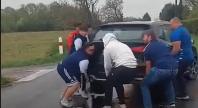 Lerobbant autó állta el a rögbisek buszát: zseniális, amit ezután tettek