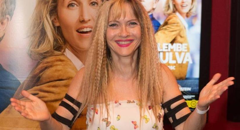 A 72 éves magyar énekesnő élete gyógyszerektől függ: hiába tagadhat le évtizedeket a korából