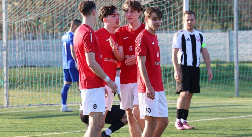 Hibátlanok csatája Újdombrádon, megkezdődnek a rangadók a Szakolynak – hétvégi program a Vármegyei II.-ben