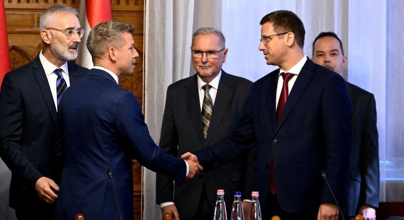 Magyar Péter kezet fogott Gulyás Gergellyel a Parlamentben