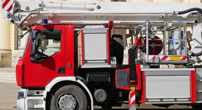 Gáz szivárgott egy udvaron, átszakította a vadkerítést egy autó a balesetben