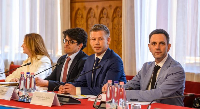 Magyar Péter megérkezett az Országházba, a Tisza Párt a Fidesz, a KDNP és a Mi Hazánk politikusaival egyeztet