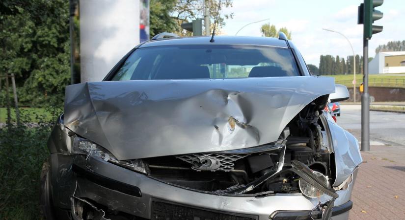 Karambol a városban: Tram-train és személyautó ütközött egy forgalmas csomópontnál