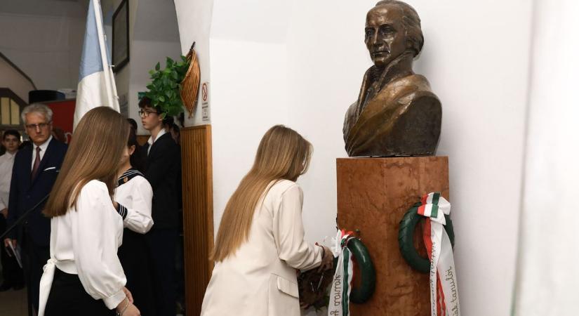 Szoborkoszorúzás a Kazinczy Ferenc Gimnáziumban - fotók