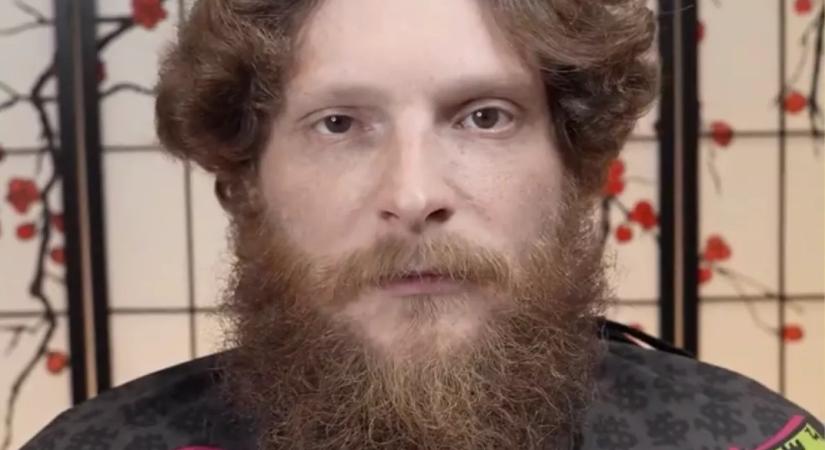 Tíz évvel szeretne fiatalabbnak tűnni a 35 éves srác: így néz ki a fodrász után