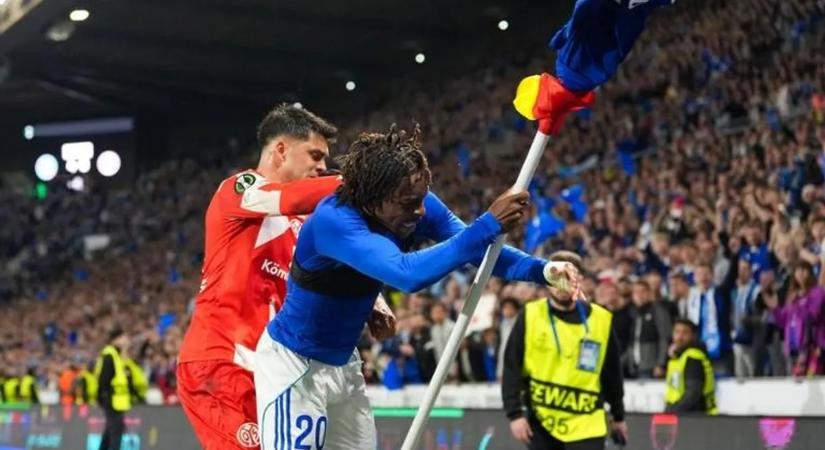 Videó: a szögletzászlóval ünnepelt a csatár a vendégtábor előtt – dulakodás lett belőle