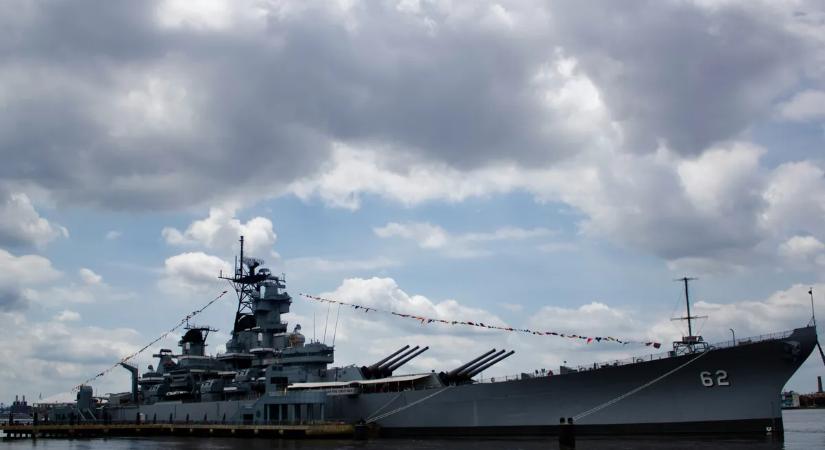 Nagy a baj! Lángra kapott egy amerikai atomhordozó – ijesztő részletek