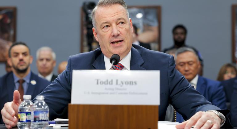 Távozik az amerikai bevándorlási hatóság vezetője