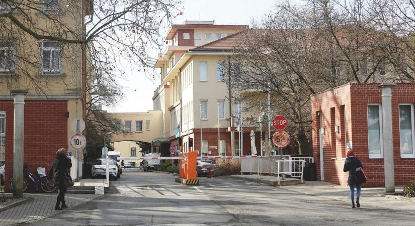 Tűz ütött ki a szombathelyi kórház udvarán