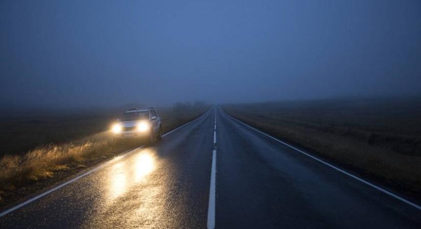 Villogó fényjelzéseket adott egy autó az éjszakában: döbbenetes dolgot tapasztaltak a rendőrök, amikor belenéztek