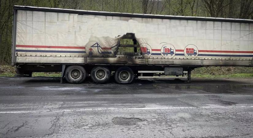 Kárpátalján kigyulladt egy teherautó