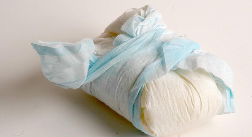 Elítélték az ápolónőt, mert szennyezett pelenkát nyomott kollégája arcába