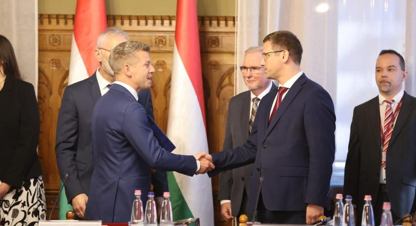 Török Gábor arról ír, hogy Gulyás és Magyar kézfogása után ismét felsejlik minden idők legrejtélyesebb kormányinfós mondata