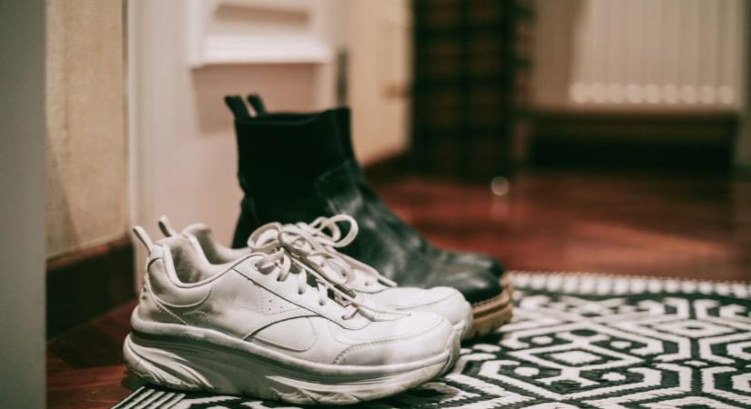 „Nem veszem le otthon a cipőt” – állítja a mikrobiológus és feltárja a tévhiteket