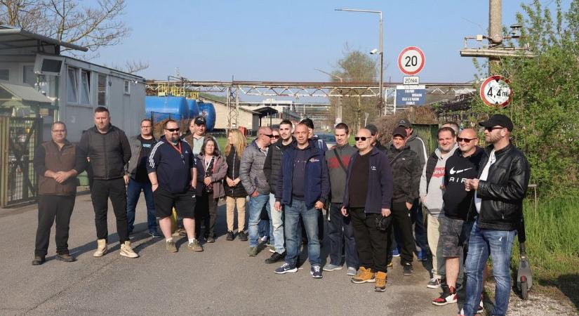 "Egy ideje fényből élünk..." - végső elkeseredésükben éhségsztrájkba kezdtek a sajóbábonyi vegyi üzem dolgozói - képekkel, videóval