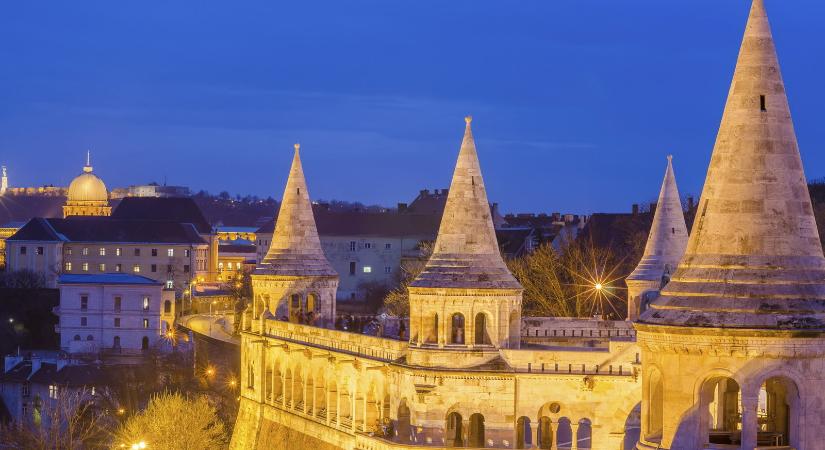 Furcsa dolgot szúrtak ki a Halászbástyán, rendkívüli oka van