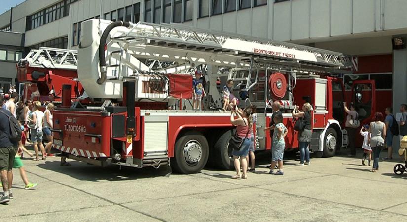Roncsvágás, füstsátor és térzene várja a családokat a hajdúszoboszlói Tűzoltónapon