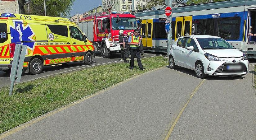 Idős nő hajtott az utasokkal teli Tram-train elé Hódmezővásárhelyen – galéria