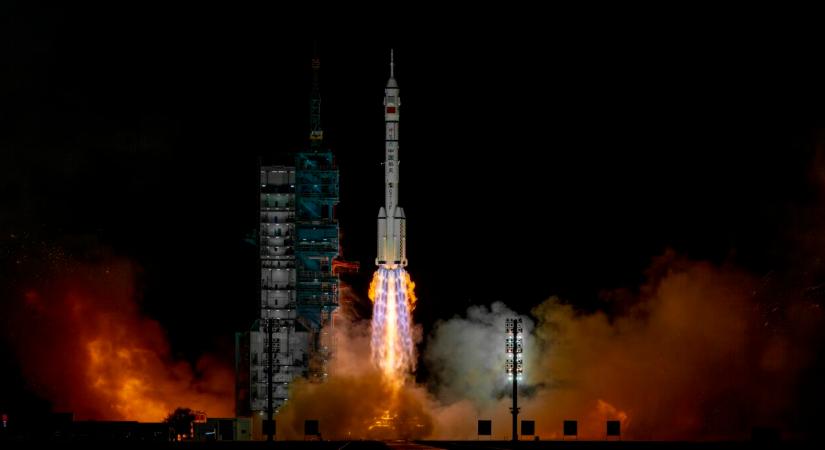 Kína egy hónappal meghosszabbítja a Sencsou–21 űrhajósainak küldetését