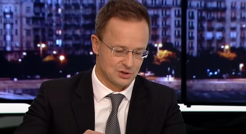 Váratlan helyen fotózták le Szijjártó Pétert, azonnal megállították