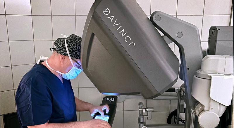 Debrecenben elkezdődtek a robotasszisztált mellkassebészeti műtétek