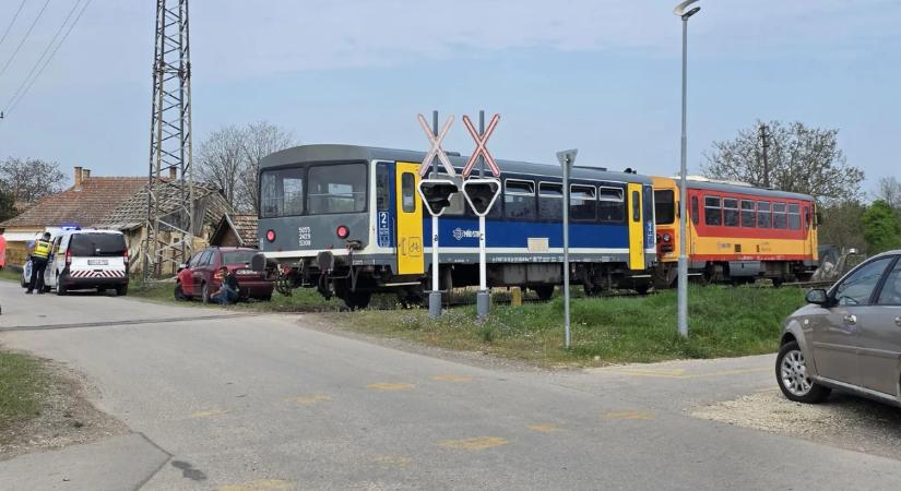 Vonatbaleset Tiszaalpáron - egy vonat és egy autó ütközött össze