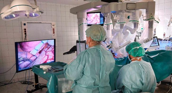 Debrecenben már robot asszisztál a műtéteknél