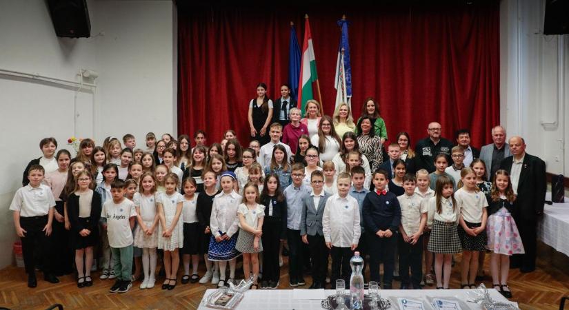 Versünnep Ikerváron: 73 diák, akiket a vers, a próza szeretete köt össze