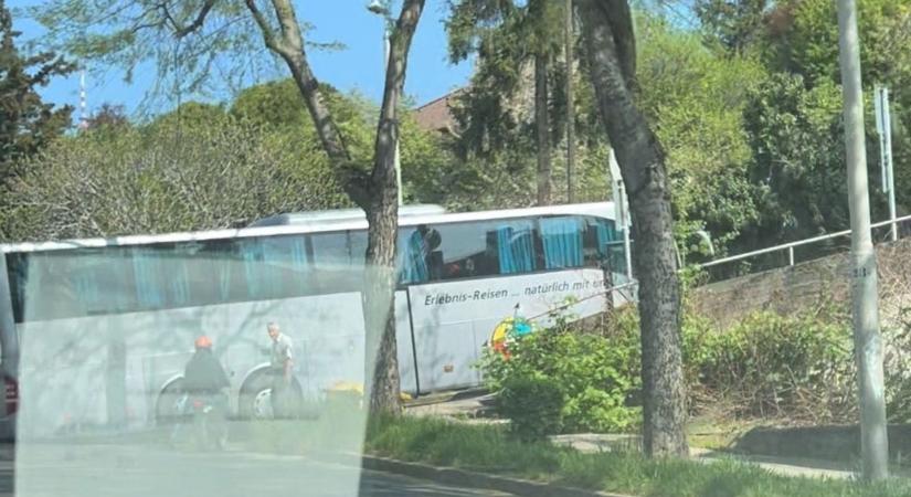 VIDEÓ - Megfeneklett egy külföldi turistákat szállító busz Pécsen, eltorlaszolja az utat