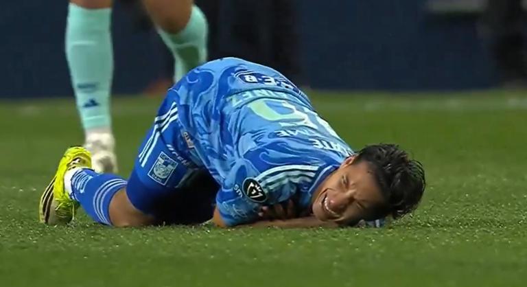 Bemutatták az év legkínosabb fetrengését a futballpályákon – videó!