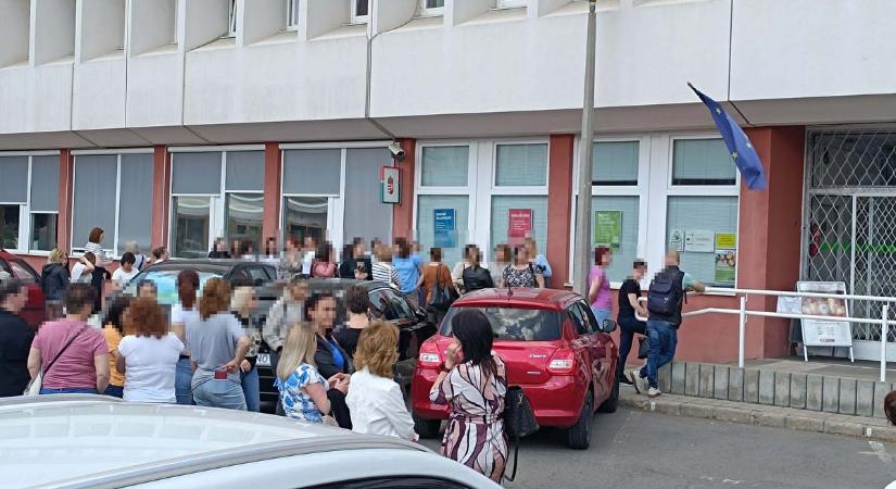 Ki kellett üríteni a szekszárdi kormányhivatalt – tűzoltók a helyszínen! (fotókkal)