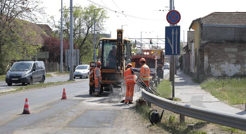 Óvatosan közlekedj, lezártak egy sávot, dolgoznak Debrecen egyik legforgalmasabb útján! – fotókkal, videóval