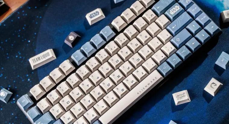Az Alienware hozza el az eddigi legmenőbb Star Wars billentyűsapkákat és egérpadokat