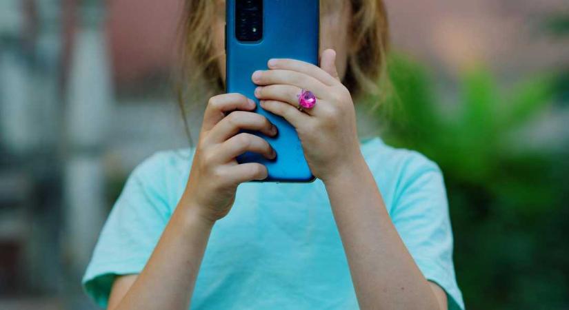 Kiberbiztonsági szakértő: könnyen megkerülhető az EU új életkor-ellenőrző alkalmazása