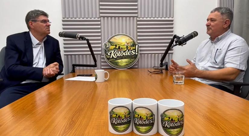 Generációk kedvence Cece szívéből – Szabó Laci volt a Kötődés Podcast vendége (videó)