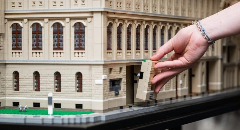Gyönyörködj velünk: 60 ezer LEGO-elemből épült meg a Magyar Tudományos Akadémia székházának élethű mása – galéria