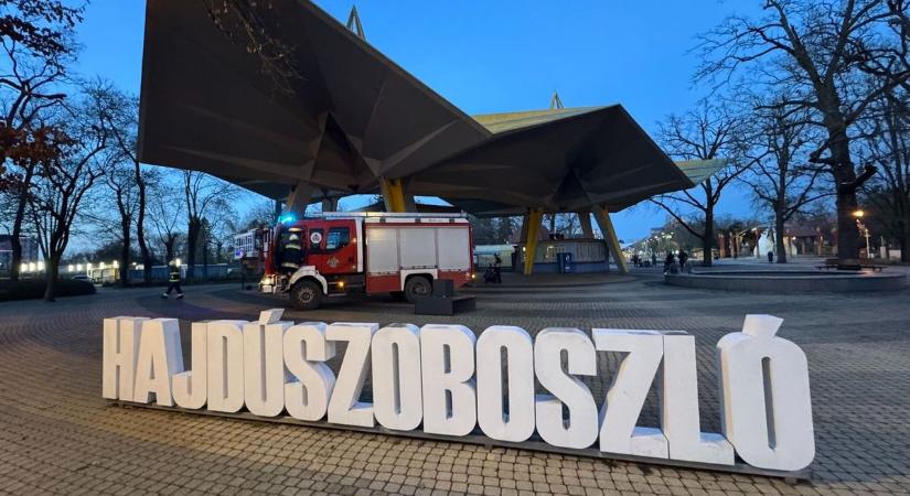 Füstátorral, roncsvágóval tartanak a tűzoltók Szoboszlóra