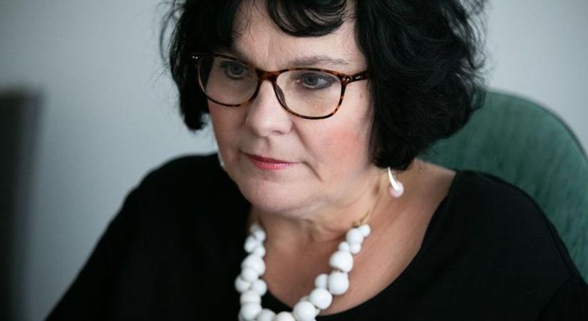 Egy egyházi iskolában tanító vagy azt igazgató pedagógus nem egyházi személy