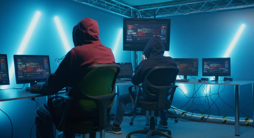 Tömeges elbocsátások a fideszes trollfarmon, haladás a magyar kémkedés vizsgálatában