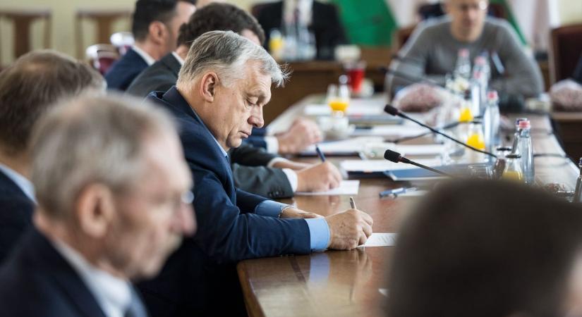 Gulyás Gergely váratlan bejelentést tett: döntött kormány az üzemanyag védett áráról, Orbán Viktor aláírta - de ez még nem elég